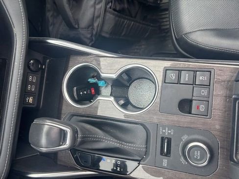 Used 2023 Toyota Highlander Limited image 3