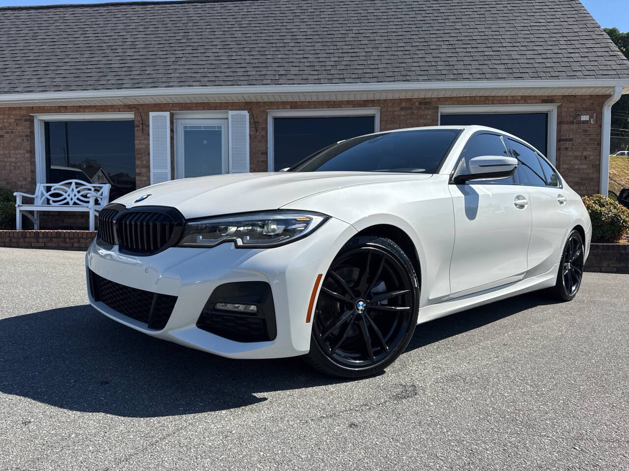 Used 2020 BMW 330i Sedan w/ M Sport Package RWD image 3