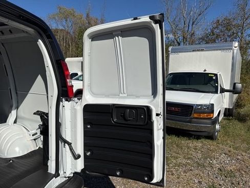 New 2025 GMC Savana 2500 w/ Driver Convenience Package image 17