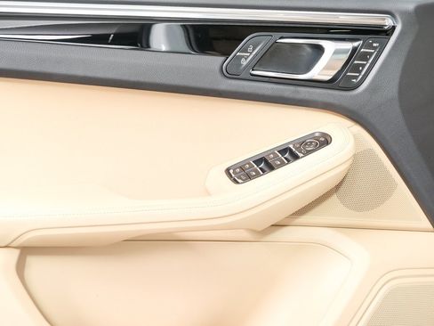 Certified 2025 Porsche Macan image 6