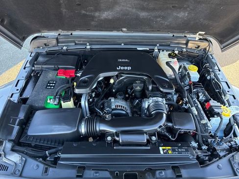 Used 2018 Jeep Wrangler Unlimited Sahara image 30