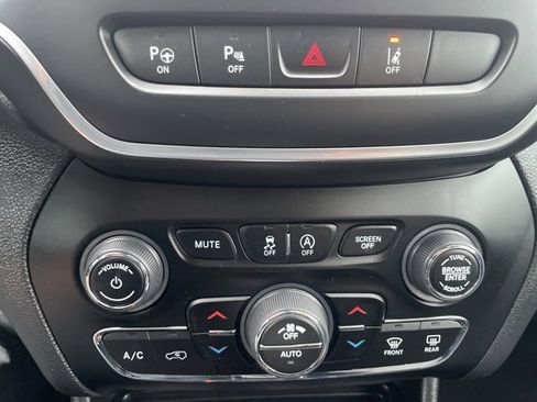 Used 2023 Jeep Cherokee Altitude Lux image 27