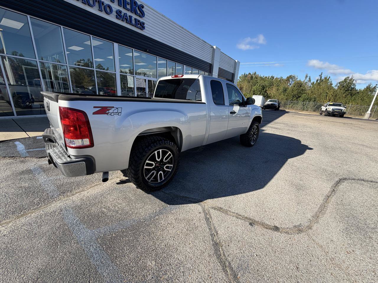 Used 2010 GMC Sierra 1500 SLE w/ Power Pack Plus AWD/4WD image 4