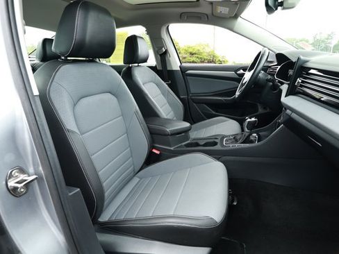Used 2025 Volkswagen Jetta SE FWD image 29