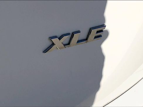 Used 2018 Toyota RAV4 XLE image 9