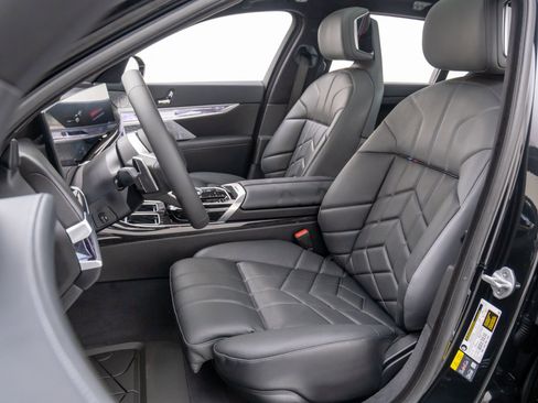 New 2025 BMW i7 M70 image 15