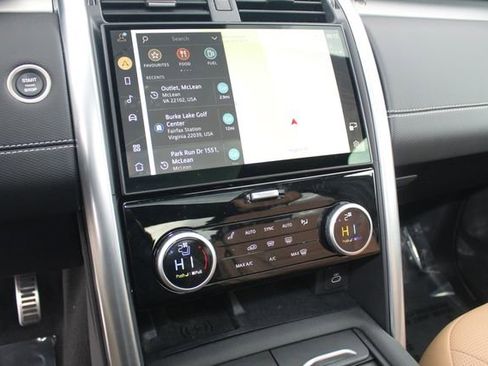 Used 2025 Land Rover Discovery Dynamic SE image 17