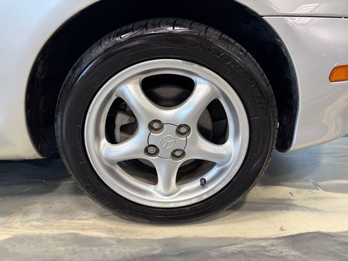 Used 2001 MAZDA MX-5 Miata RWD image 18