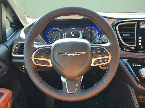 New 2026 Chrysler Pacifica Pinnacle image 26