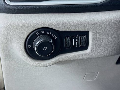 Used 2023 Chrysler Pacifica Touring-L FWD image 10