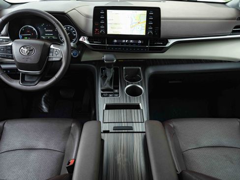 Used 2024 Toyota Sienna Platinum FWD image 28