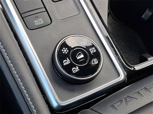 Used 2024 Nissan Pathfinder SL w/ SL Premium Package image 27