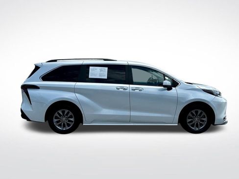Used 2023 Toyota Sienna XLE image 7