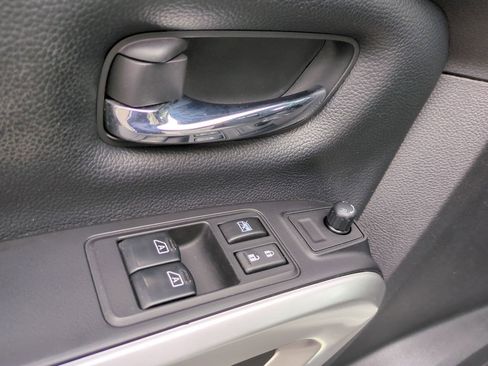 Used 2017 Nissan Titan SV image 14