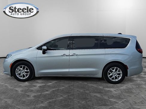Used 2023 Chrysler Pacifica Touring-L image 2