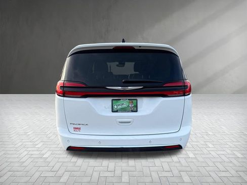 Used 2024 Chrysler Pacifica Touring-L image 4