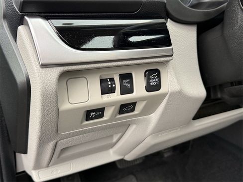 Used 2017 Subaru Forester 2.5i Limited image 17