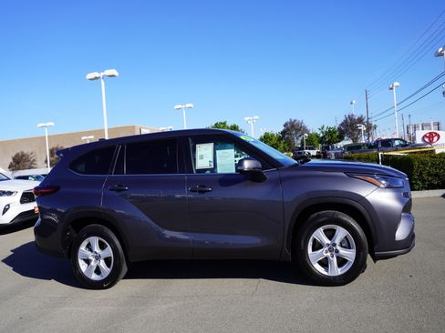 Used 2024 Toyota Highlander LE image 4