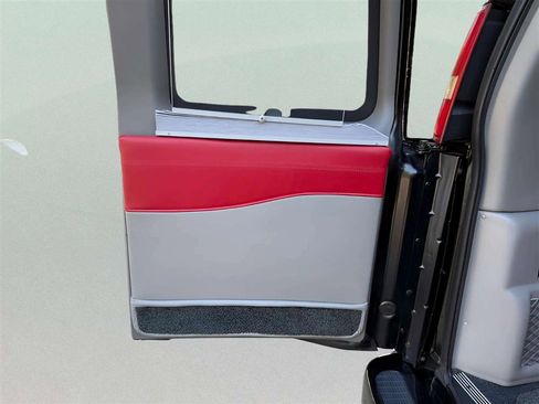Used 2018 GMC Savana 2500 w/ Enhanced Convenience Package RWD image 32