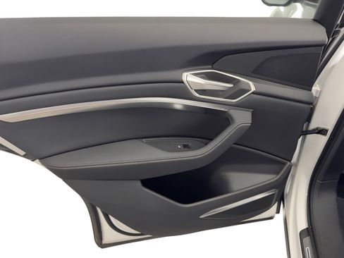 Used 2022 Audi e-tron Premium Plus w/ Premium Plus Package image 17