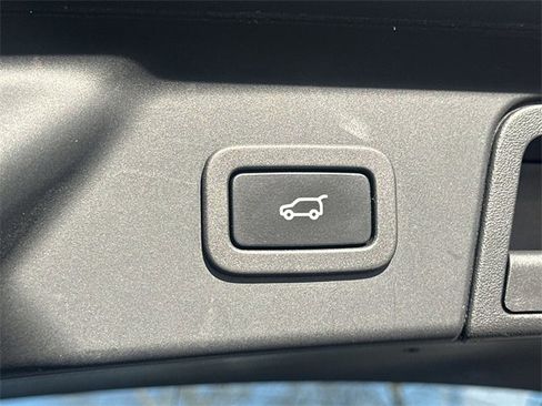 Used 2020 Land Rover Range Rover Velar S image 30