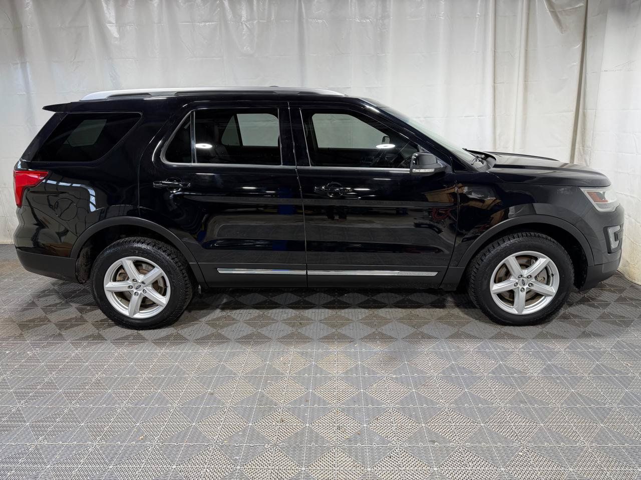 Used 2016 Ford Explorer XLT w/ Equipment Group 202A AWD/4WD image 9