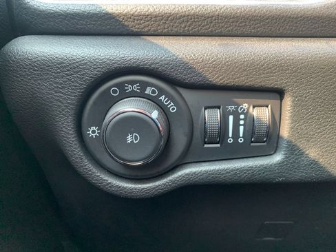 Used 2025 Chrysler Pacifica Limited FWD image 26
