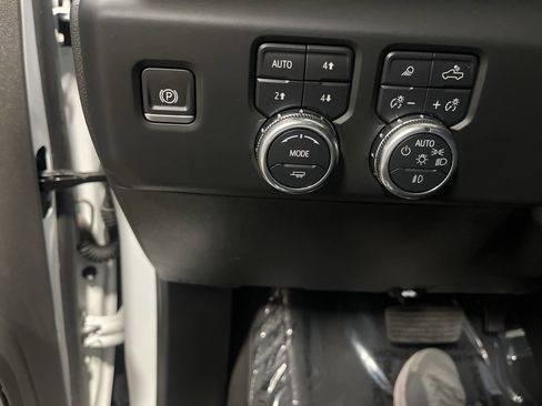 Used 2024 GMC Sierra 1500 AT4 w/ Technology Package AWD/4WD image 18