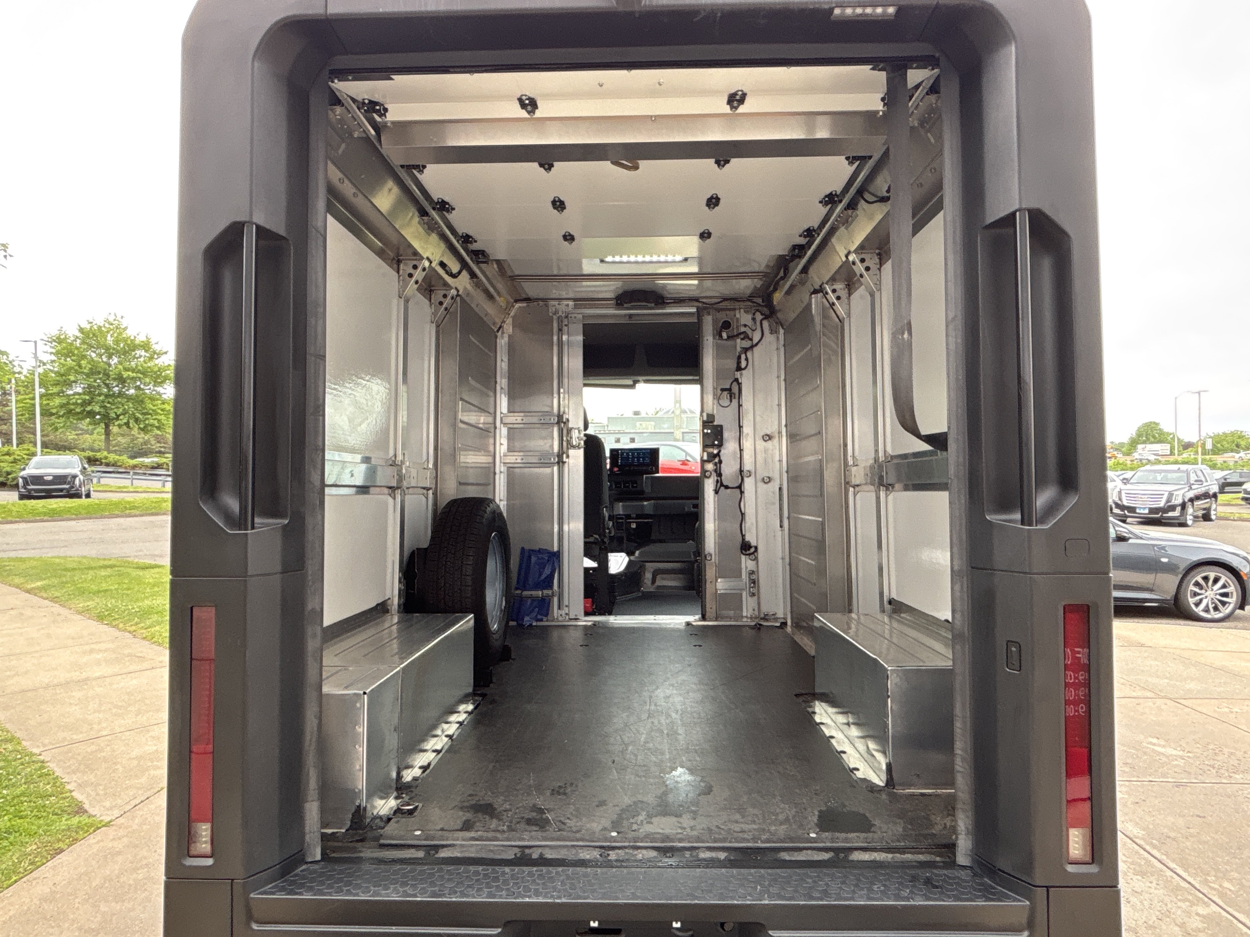 Used 2024 Chevrolet Brightdrop 400 w/ Commercial Equipment Package AWD/4WD image 24