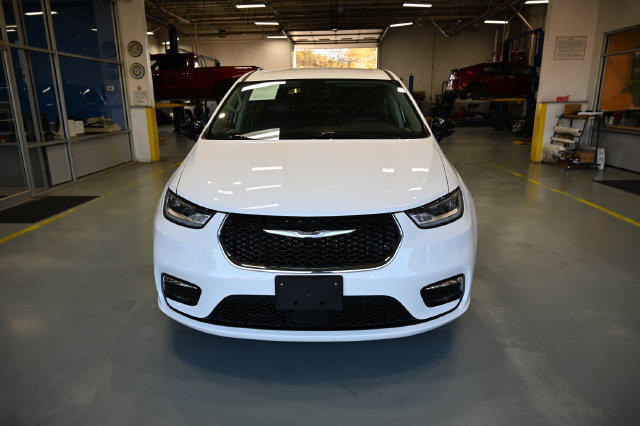 Used 2024 Chrysler Pacifica Touring-L FWD image 2