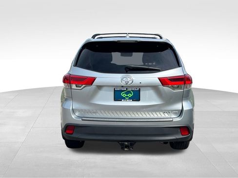 Used 2019 Toyota Highlander XLE image 3