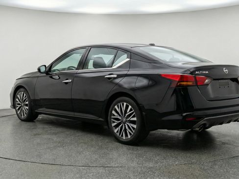 Used 2025 Nissan Altima 2.5 SV image 6