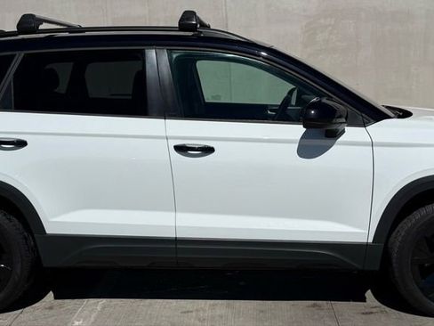 Certified 2025 Volkswagen Taos SE image 3