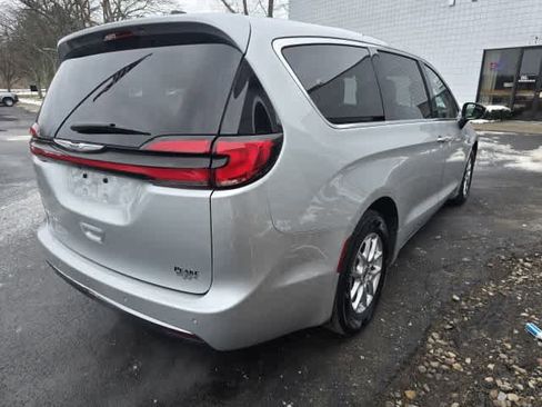 Used 2024 Chrysler Pacifica Touring-L FWD image 6