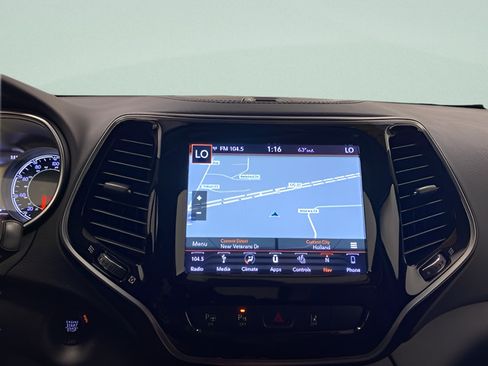 Used 2019 Jeep Cherokee Limited w/ Luxury Group AWD/4WD image 11