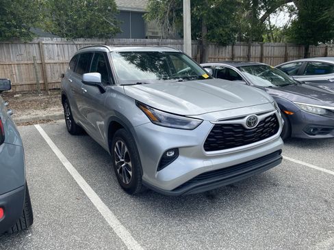 Used 2021 Toyota Highlander XLE FWD image 5