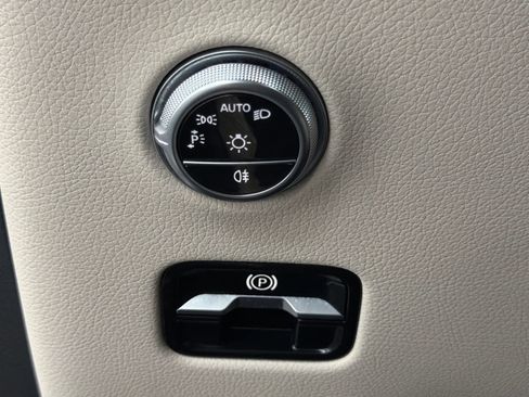Used 2025 Mercedes-Benz GLC 350e 4MATIC image 32