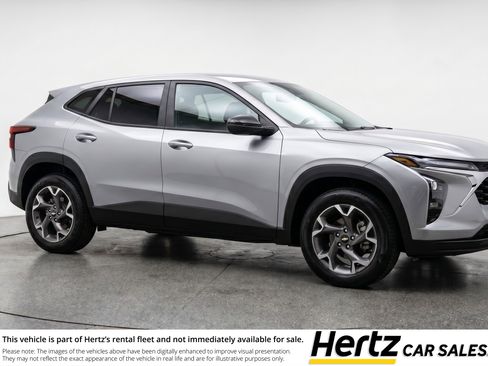 Used 2025 Chevrolet Trax LT FWD image 1
