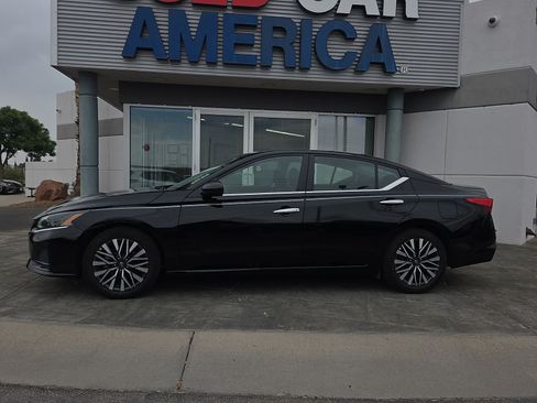 Used 2025 Nissan Altima 2.5 SV FWD image 3