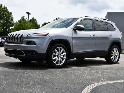 Used 2017 Jeep Cherokee Limited FWD image 3
