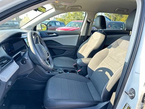 Used 2024 Volkswagen Taos SE image 8