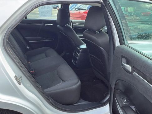 Used 2019 Chrysler 300 Touring w/ Chrome Appearance Package image 25