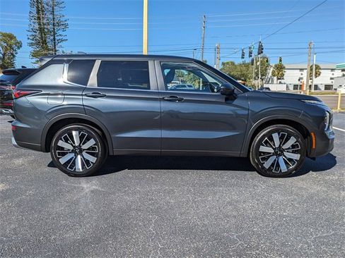New 2025 Mitsubishi Outlander SE image 4