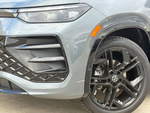 New 2026 Volkswagen Tiguan SE R-Line image 2