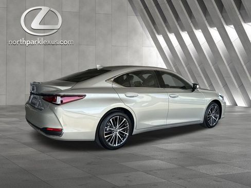 Certified 2025 Lexus ES 300h w/ Premium Package image 6