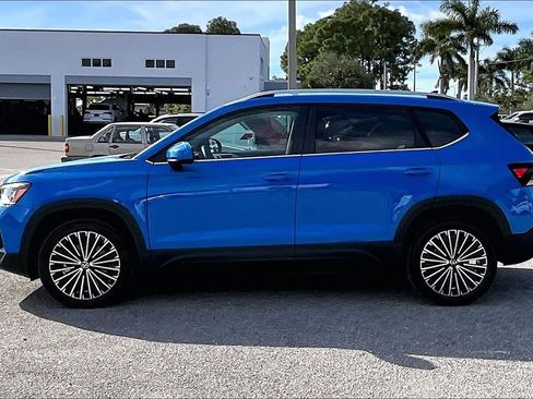 Certified 2025 Volkswagen Taos SE image 4