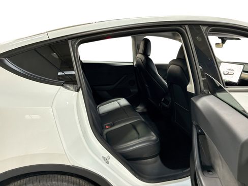 Certified 2022 Tesla Model Y Long Range AWD/4WD image 11
