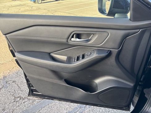 Used 2025 Nissan Rogue SV w/ SV Premium Package image 26