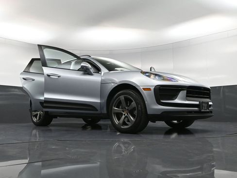 Certified 2022 Porsche Macan image 38