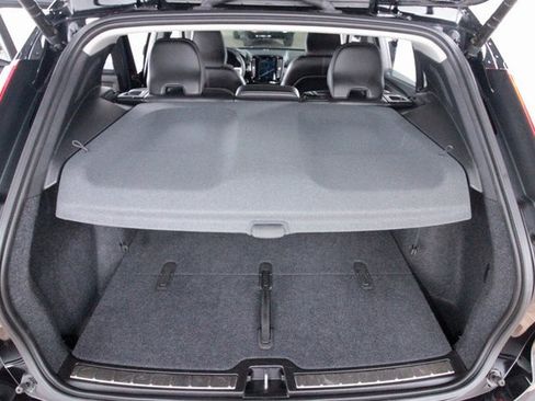 Certified 2025 Volvo XC40 B5 Plus image 28